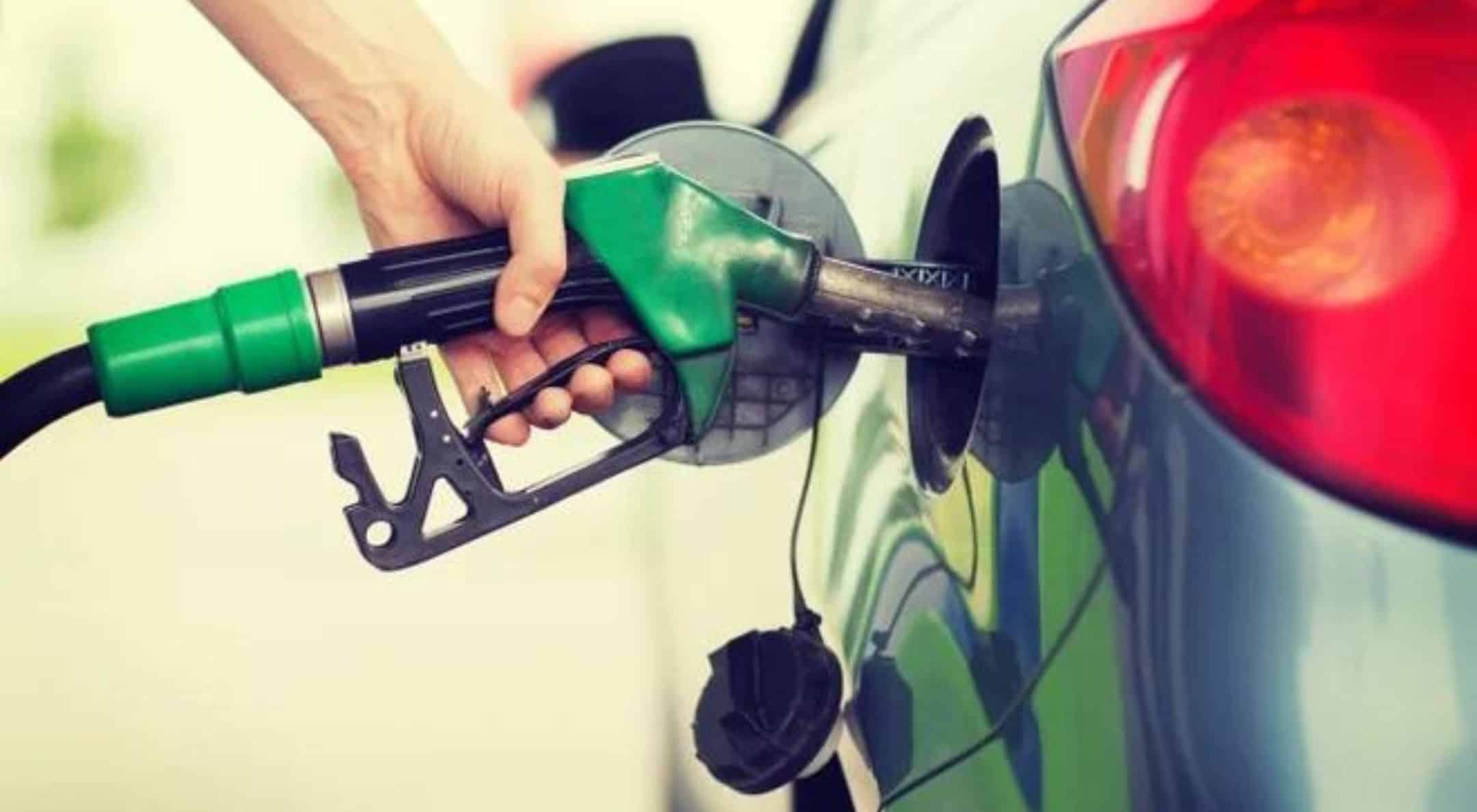 Carburanti e prezzi: la benzina stabile al minimo da 6 mesi