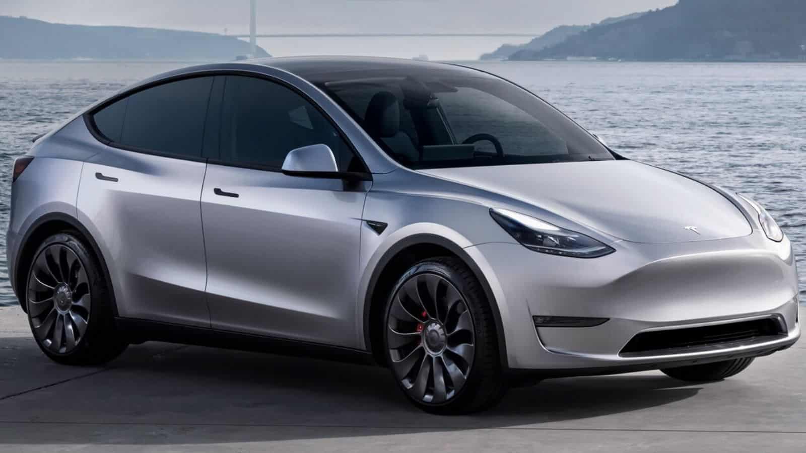 Tesla Model Y 2025: grande restyling per il SUV elettrico