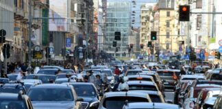 Milano: auto e traffico in aumento nonostante le misure