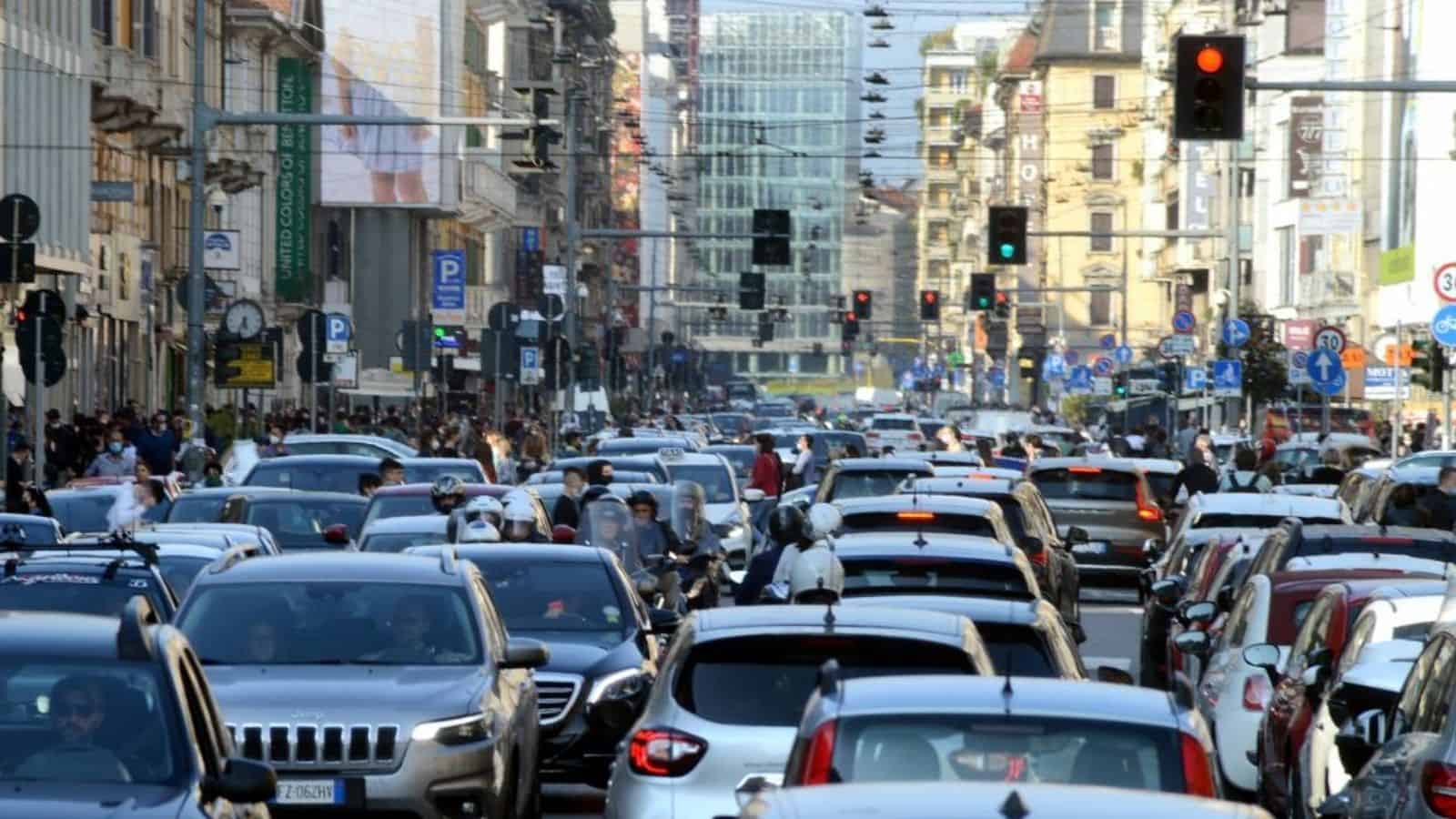 Milano: auto e traffico in aumento nonostante le misure