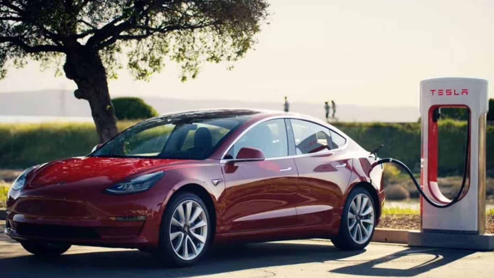 Tesla accelera sulla produzione di adattatori NACS