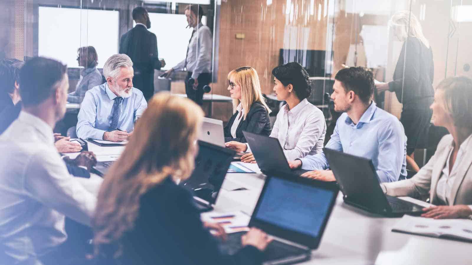 L'AI è ormai entrata a far parte della vita di tutti, aziende comprese, ma il mondo del lavoro sembra essere ancora impreparato alla cosa.