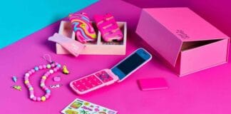 Il Barbie Phone può essere mancante di tutte le distrazioni moderne, ma non ha concorrenza per quanto riguarda lo stile!