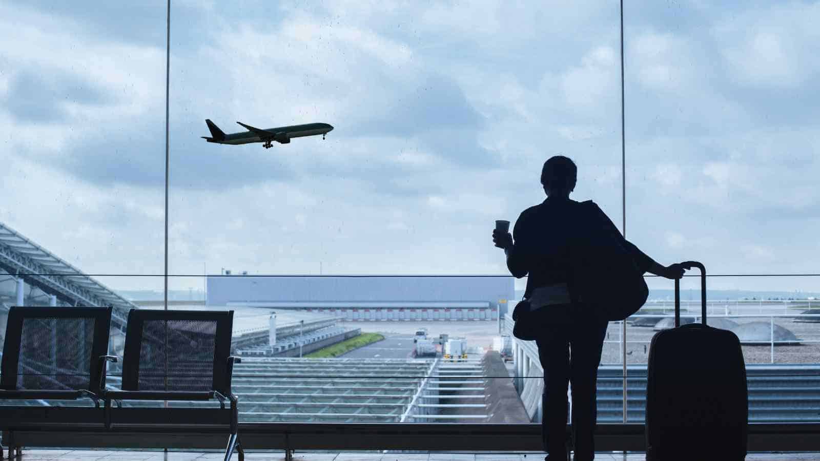 Fast Track, il nuovo servizio di Telepass, stavolta non riguarda le autostrade ma gli aeroporti e consente ai clienti di saltare le code.