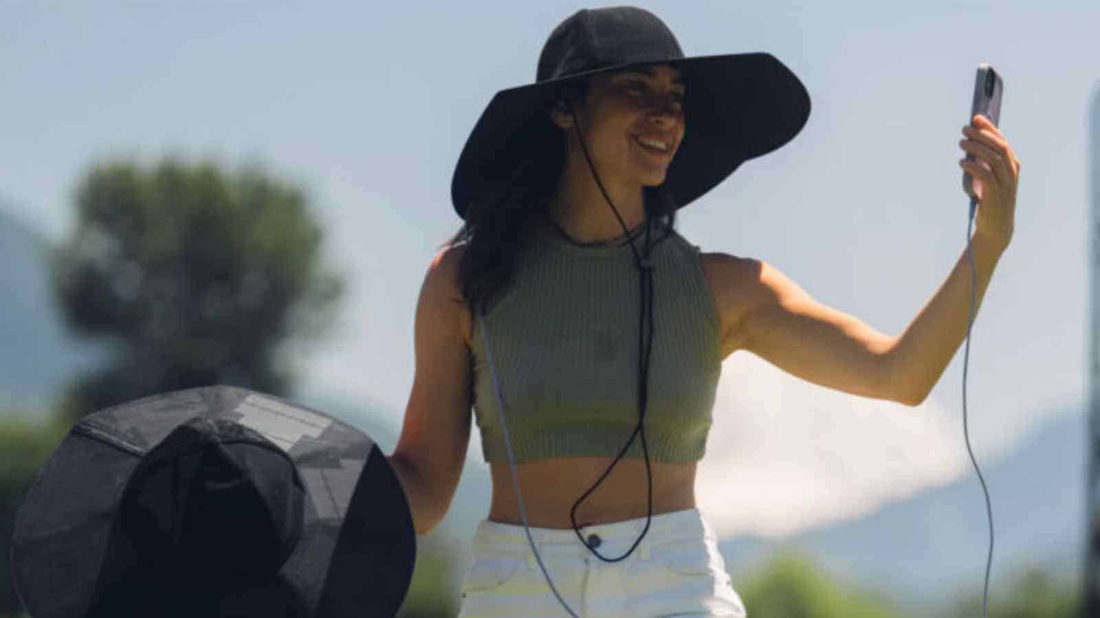 Il Power Hat, sviluppato da EcoFlow, può sembrare un semplice cappello alla moda per ripararsi dal sole, ma nasconde un segreto hi-tech.