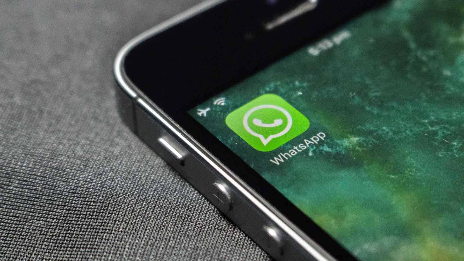 WhatsApp non smette di aggiornarsi per creare un ambiente di comunicazione più sicuro, ora anche bloccando messaggi indesiderati.