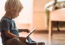 Svezia, lo smartphone fa male ai bambini: sconsigliato fino ai 2 anni