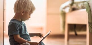 Svezia, lo smartphone fa male ai bambini: sconsigliato fino ai 2 anni