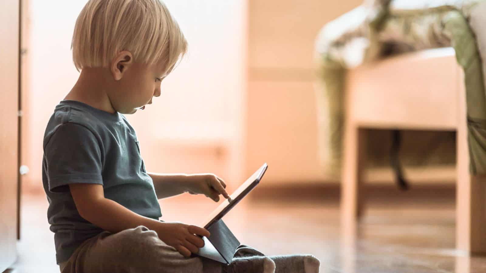 Svezia, lo smartphone fa male ai bambini: sconsigliato fino ai 2 anni