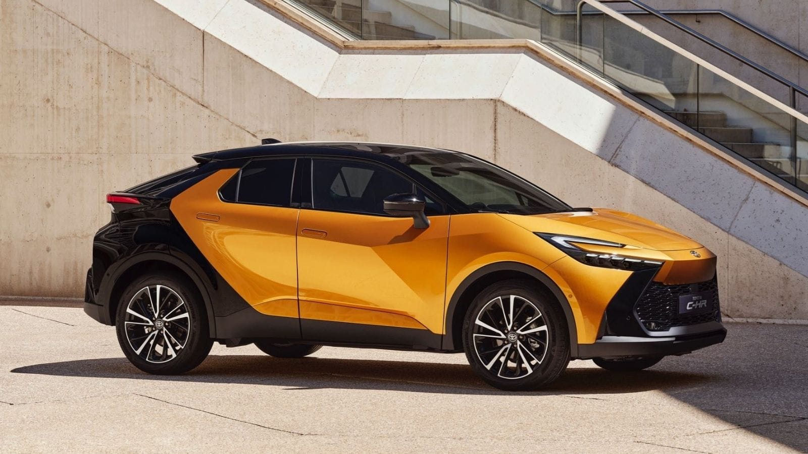 Toyota C-HR Plug-in Hybrid: innovazione ed intelligenza alla guida