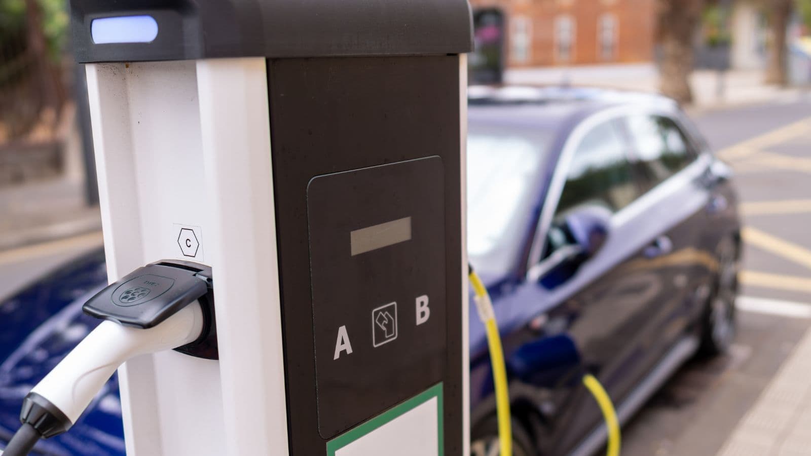 Auto elettriche, truffe alle colonnine