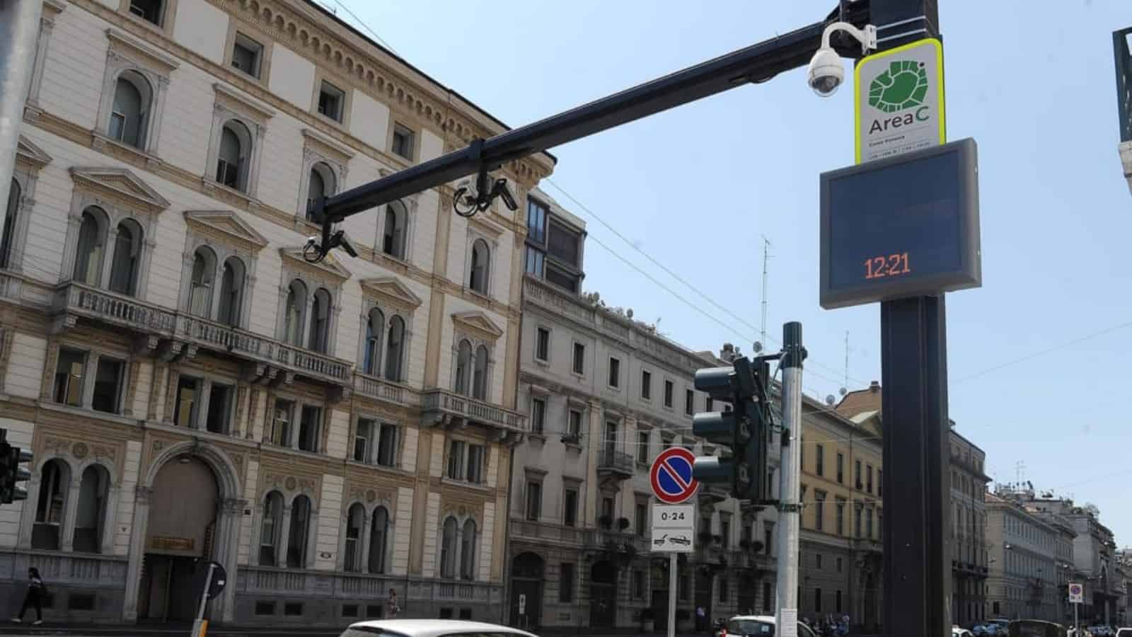 Milano, l'Area C ora si pagherà anche nei weekend