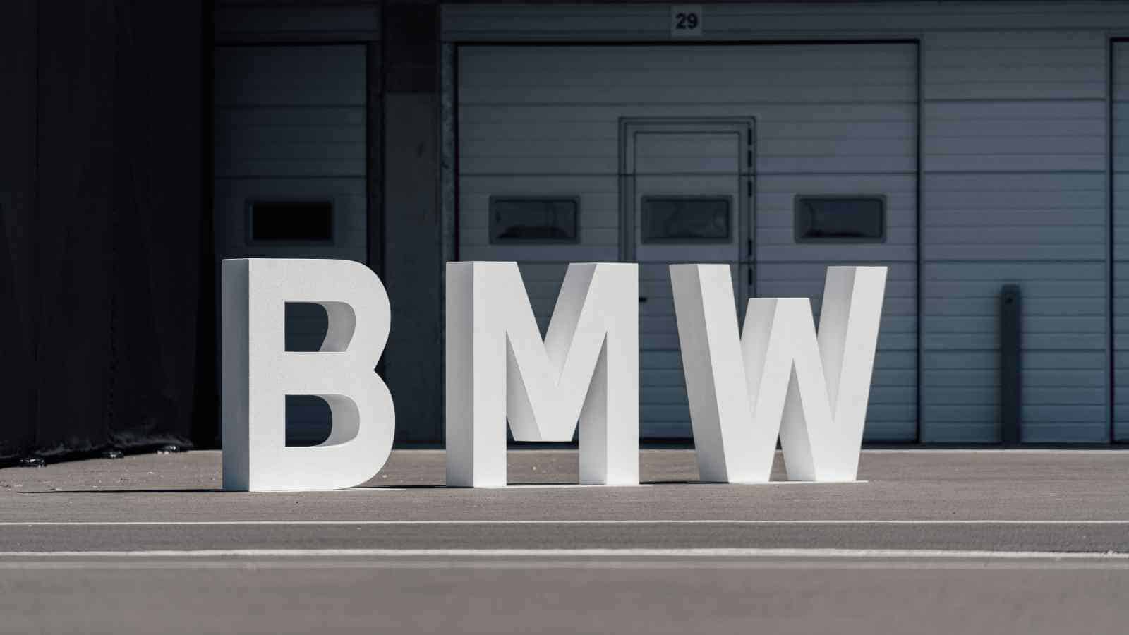 La BMW group si mostra al passo coi tempi grazie al suo Centro di Riciclaggio e Smantellamento dove sostenibilità è una parola d'ordine.