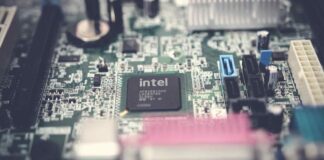 Intel si prepara a lanciare sul mercato la sua nuova serie di processori Arrow Lake, con il Core Ultra 9 285K come punta di diamante.