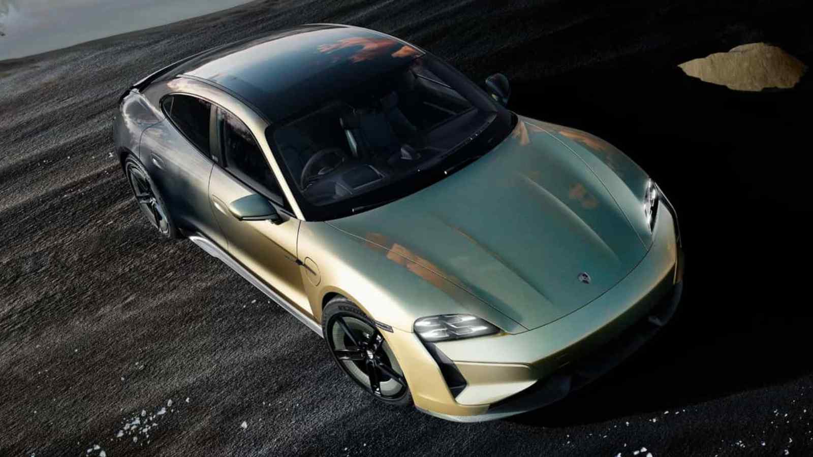 La Porsche Taycan Turbo S Celestial Jade è unica nel suo genere, ma non solo per una questione di prestazioni, bensì per il suo colore unico.