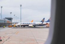 Ryanair: niente più biglietti cartacei, il check-in solo online