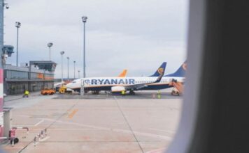 Ryanair: niente più biglietti cartacei, il check-in solo online