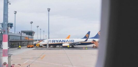 Ryanair: niente più biglietti cartacei, il check-in solo online