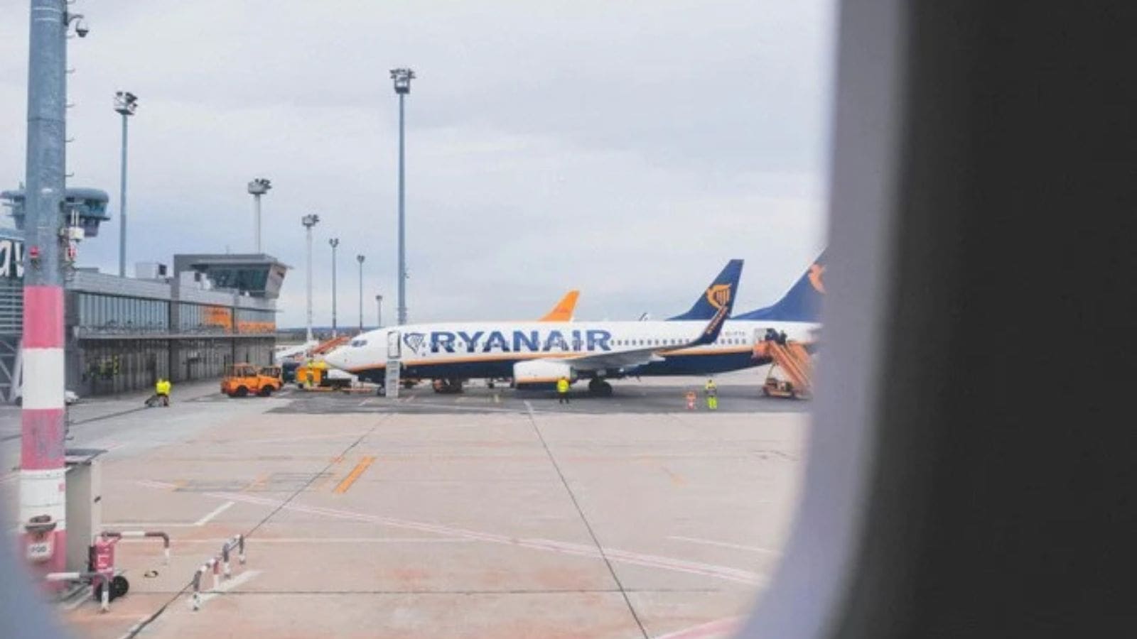 Ryanair: niente più biglietti cartacei, il check-in solo online