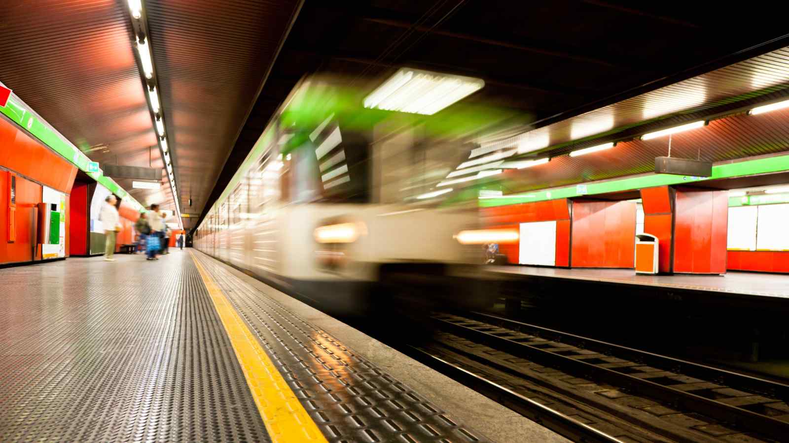 Milano inaugura la nuova linea della metropolitana cittadina M4, che collegherà la parte ovest della città con il centro e Linate.