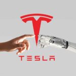 Tesla ci ha abituati alle sorprese, sia nel bene che nel male: gli aggiornamenti di Optimus mostrano infatti un robot ancora troppo "umano".