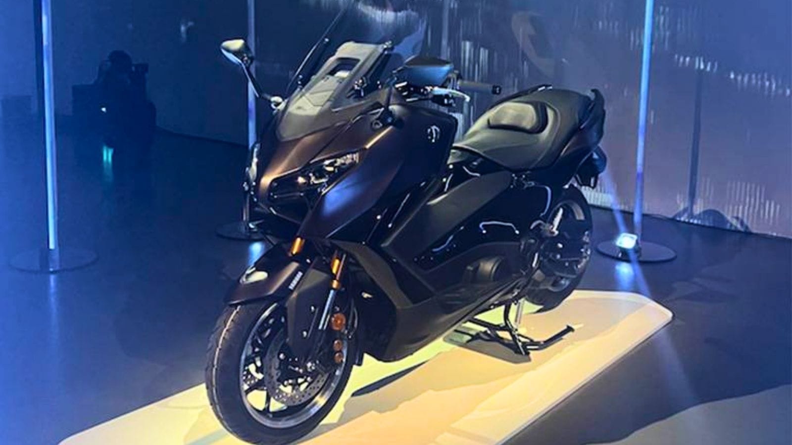  Yamaha TMAX 2025: tecnologia e stile rinnovati