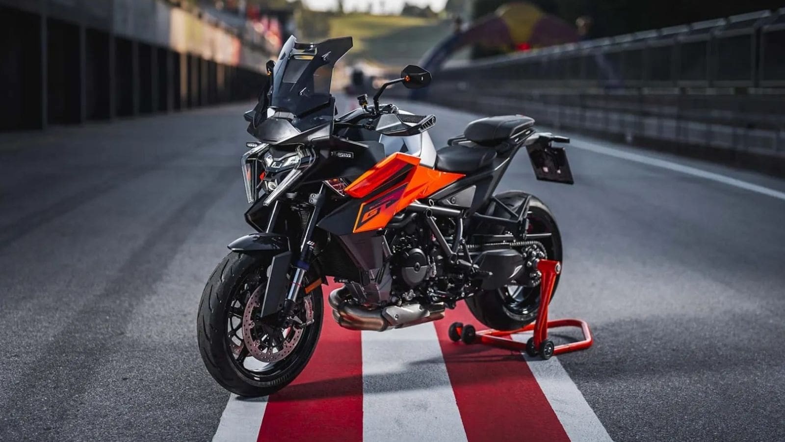 KTM 1390 Super Duke GT 2025: la sport tourer si rinnova