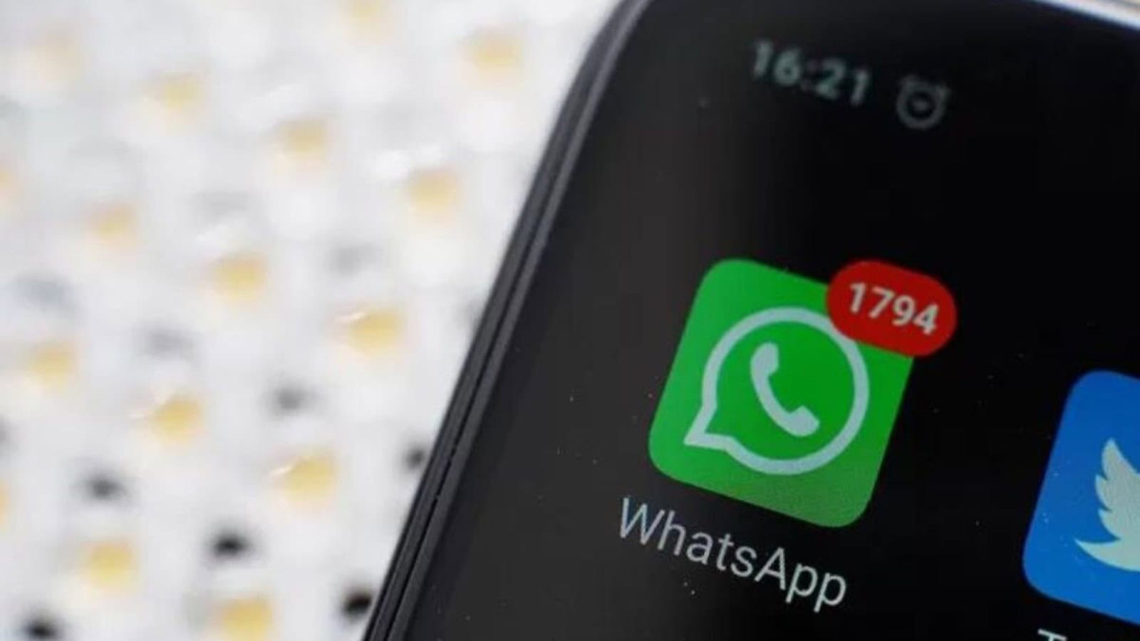 WhatsApp contro le fake news: ufficiale la ricerca inversa per le immagini