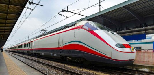 La mobilità ferroviaria in Italia è rimasta troppo indietro, ma ora il governo italiano sta cercando di rimediare con ingenti finanziamenti.