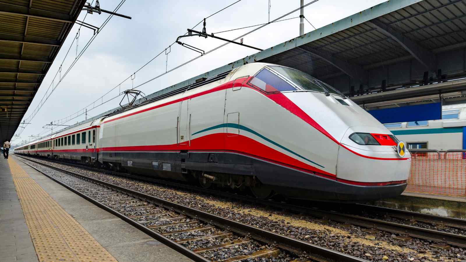 La mobilità ferroviaria in Italia è rimasta troppo indietro, ma ora il governo italiano sta cercando di rimediare con ingenti finanziamenti.