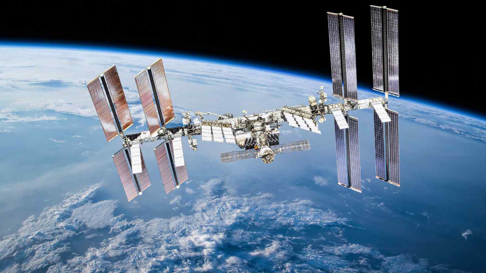 Nonostante sia prossima al pensionamento, l'ISS non smette di accogliere gli astronauti internazionali e le loro ricerche scientifiche.