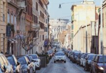 Che Roma abbiaì un problema di parcheggi selvaggi è facile capirlo, ma ora arriva Cerbero a sorvegliare le sue antiche strade.