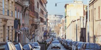 Che Roma abbiaì un problema di parcheggi selvaggi è facile capirlo, ma ora arriva Cerbero a sorvegliare le sue antiche strade.